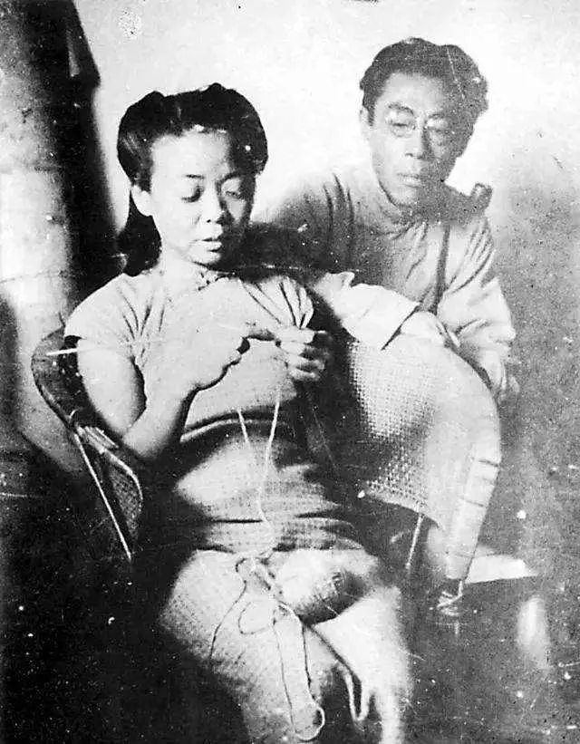 1922年，闻一多被逼回家结婚，为了不和新娘同房，他不刮胡子、不洗澡、不洗头。