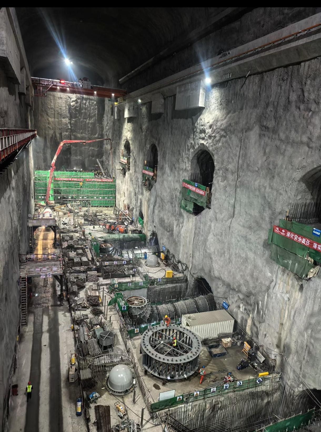 这是抽水蓄能电站的地下厂房施工现场（大概率是中国电建承建的某座大型抽水蓄能电站，