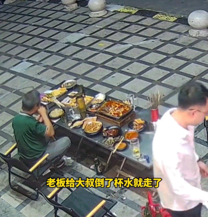 上海，一烧烤店的一桌客人吃完烧烤后结账离去，但桌上还很多菜都没怎么动，这时一位路