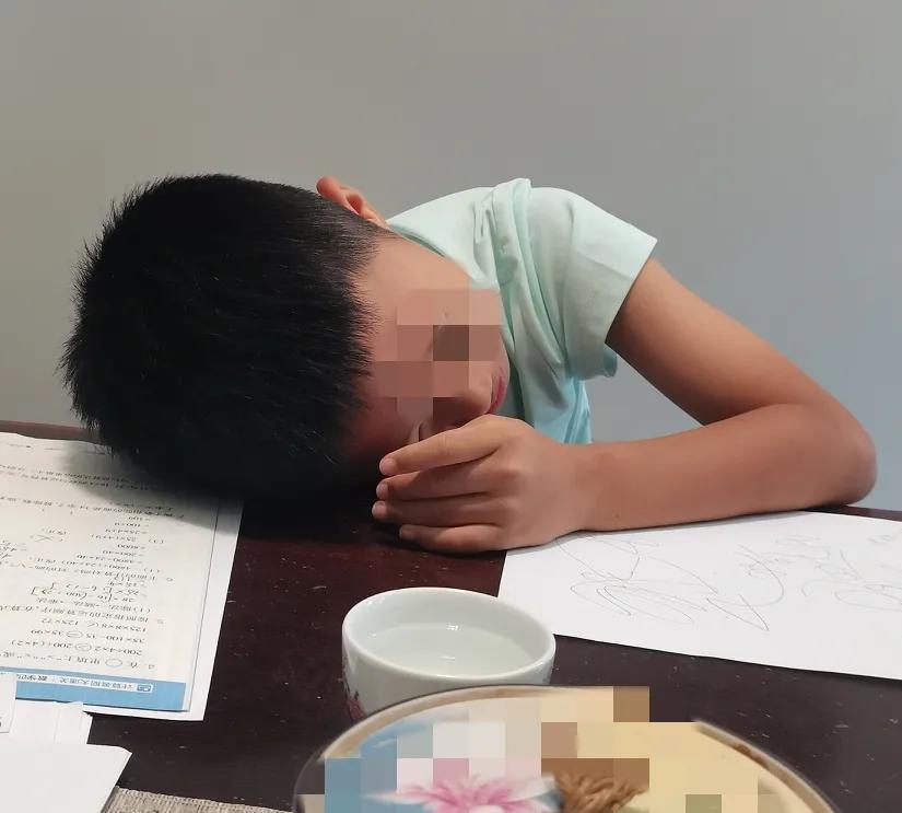 我觉得暑假真的不能带娃出去玩，玩了一个多星期回来后，心也野了，屁股也坐不住了，做