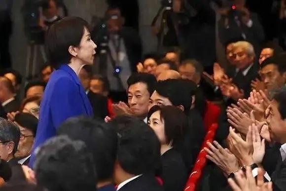 日本前首相怒怼极右高官：忘了中国免赔款的前提？台湾是中国的，敢参战就是自毁！