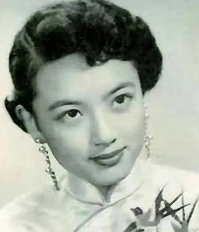 1940年，新四军27岁的司令员叶飞正准备睡觉，警卫员突然冲进来，还拉着一个身材