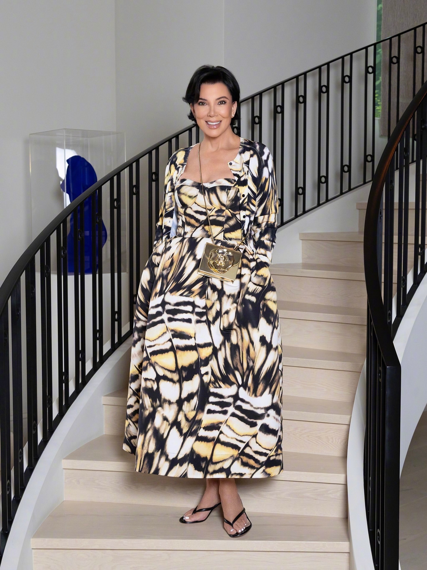 给妈妈过91岁生日的太后Kris，身穿OscardelaRenta连衣裙、