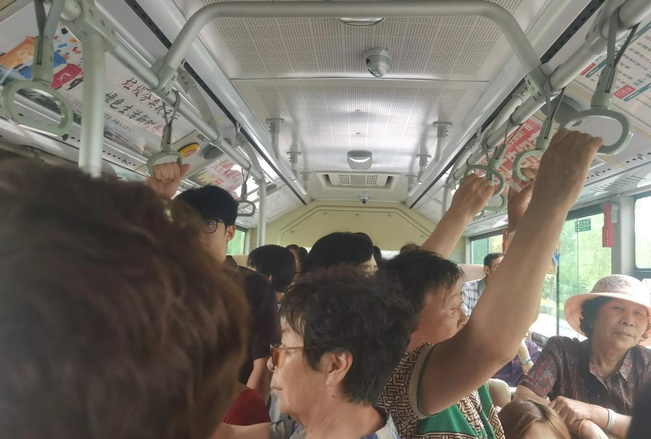今天早上坐公交车时，由于是上班点车上人特别多，车到站时一个站在前面的小女孩对司机