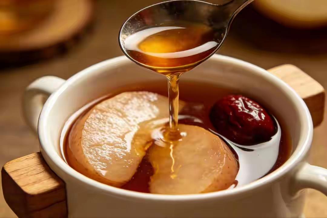 没想到平平无奇的苹果煮水，居然是老中医都推荐的养生小方，简单煮一煮，搭配不同食材