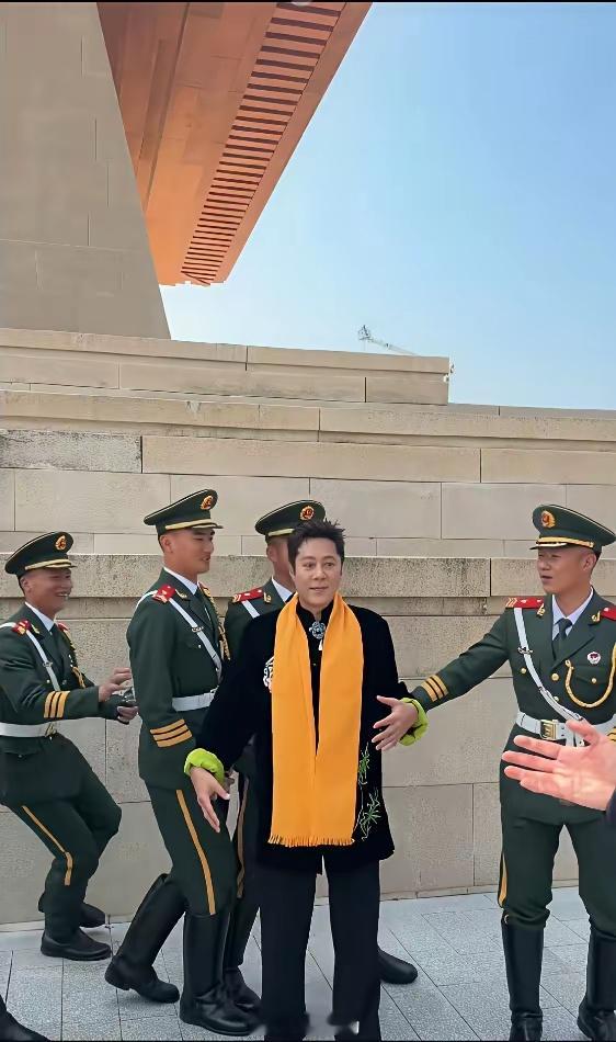 看到自己的偶像，武警战士们非常激动，纷纷围拢过来与蔡国庆老师合影留念。当年我当兵