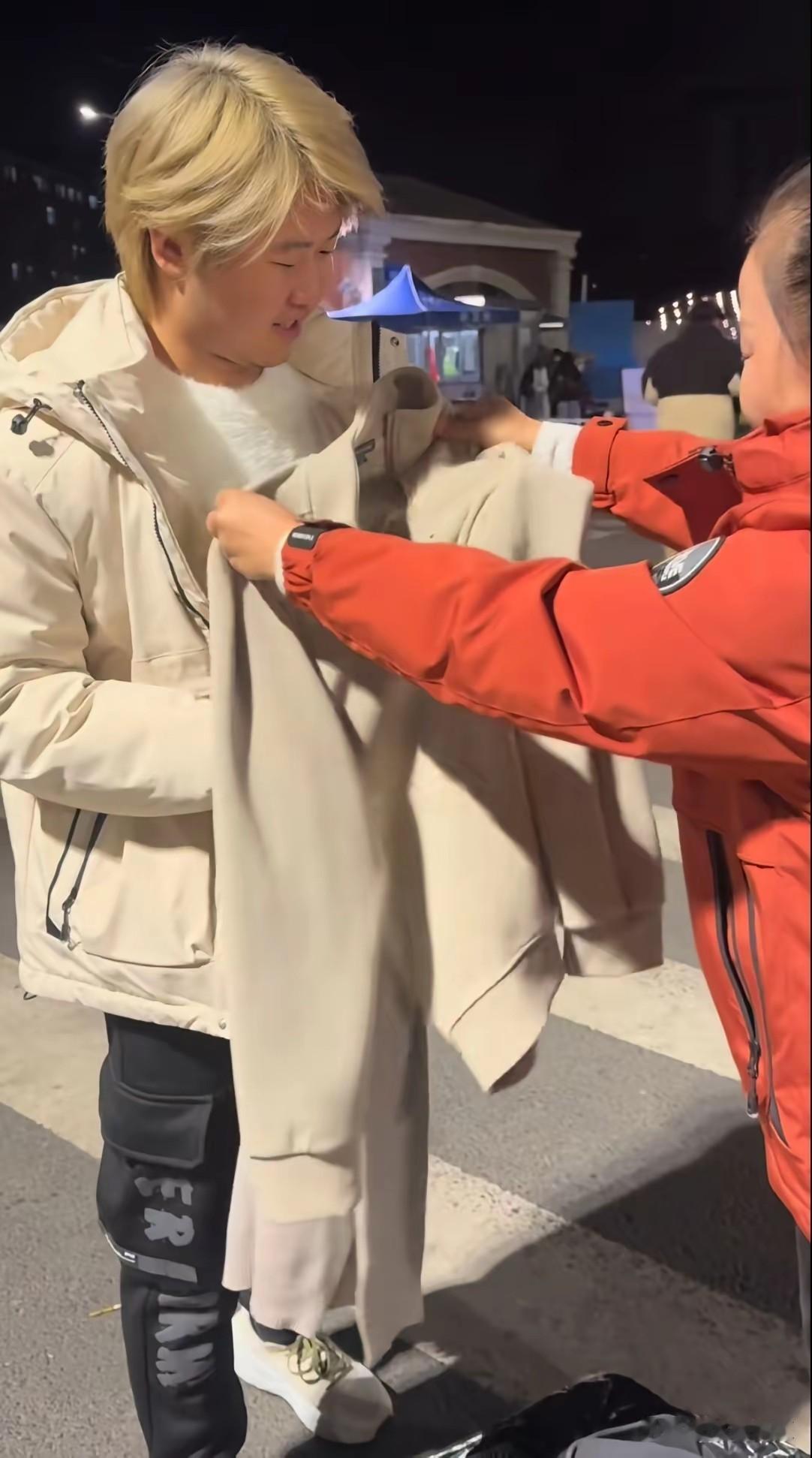 很久没有刷到四丫头孙卓一家了。降温了，四丫头给孙卓送衣服，母子俩温情满满，孙卓