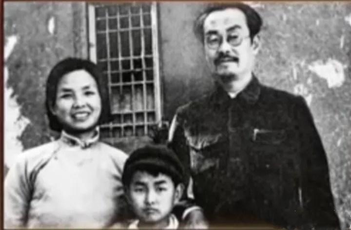 1932年，一地下党在被捕前把一份机密文件藏在了家里的厕所里。戚元德奉命去取文件