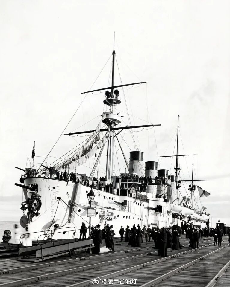 武器装备沙俄帝国海军“格罗姆鲍伊号”（或译为“雷鸣”）装甲巡洋舰驶入墨尔本铁路