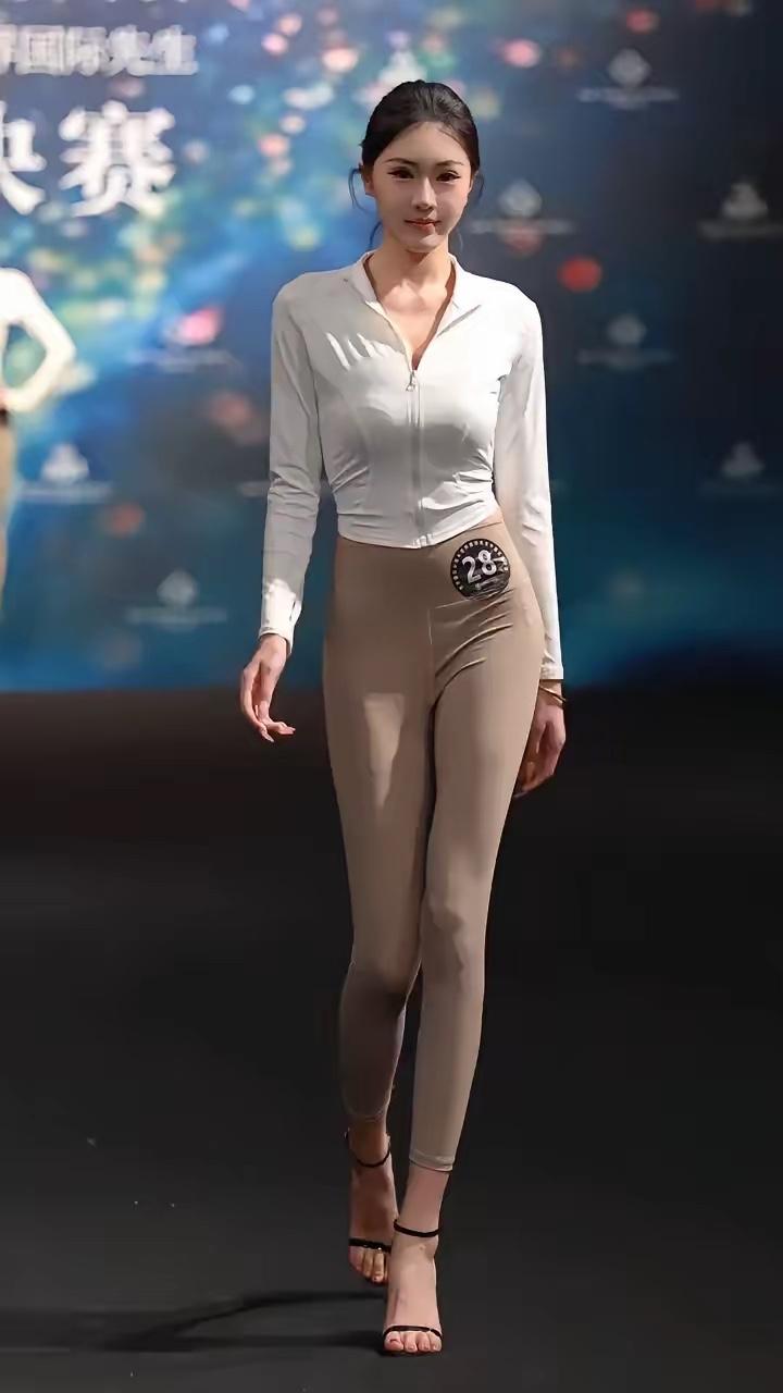 全网疯转！世界国际小姐冠军刘文文走秀画面曝光，这气场直接碾压全场国际冠军小姐环