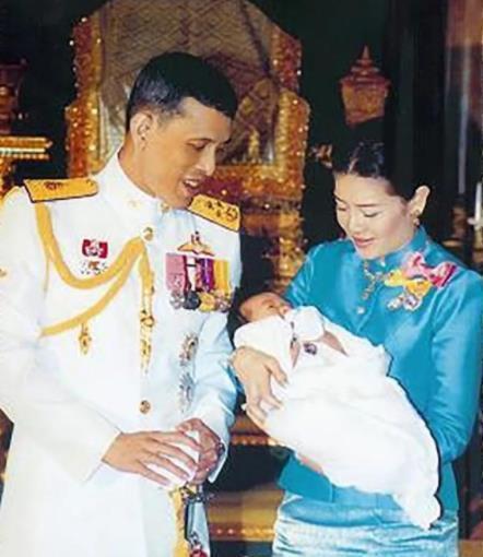 老来得子的泰王，看着刚出生不久的提帮功，竟有种初为人父的喜悦。他那是真宠提帮功，