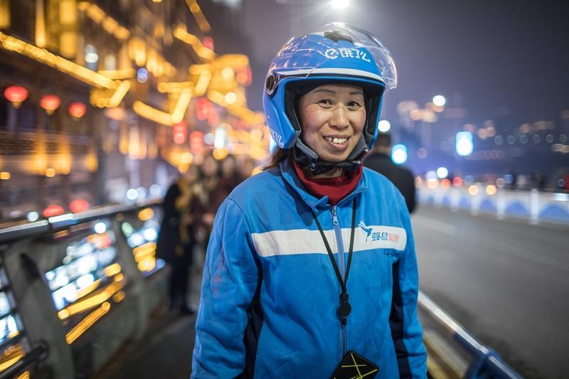 女骑手春节两难：回家团圆，还是咬牙挣1万补贴？春节越来越近，一位女骑手对着