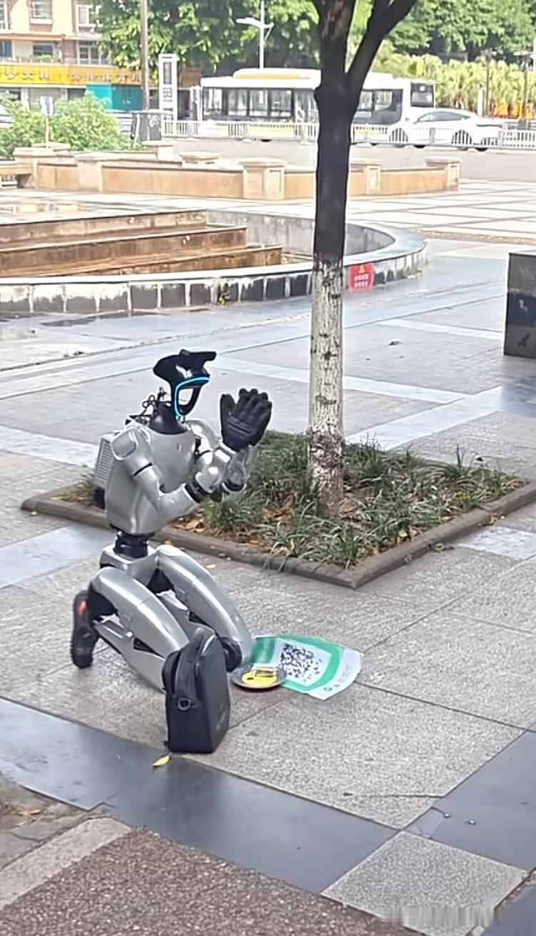 我就说机器人影响就业吧，连丐帮饭碗都开始抢了[抠鼻][抠鼻][抠鼻]