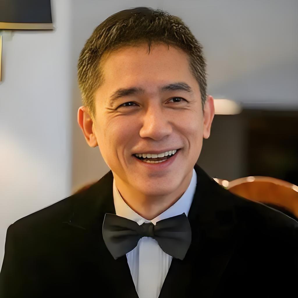 家人们，63岁梁朝伟久居日本的真相，听着有点让人鼻酸！不是网传的“国内挣钱