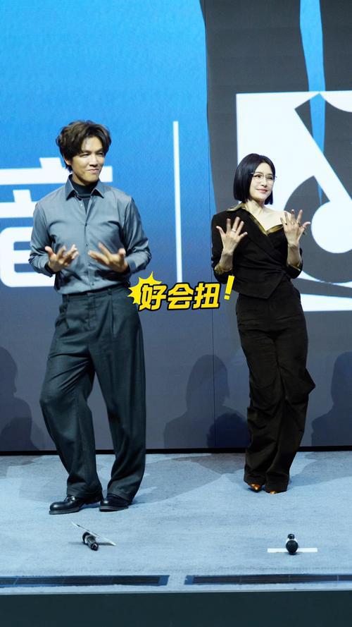 钟汉良秦岚宣传现场跳“喵喵舞”，48岁和43岁的两个人蹦跶起来像小学生！昨天