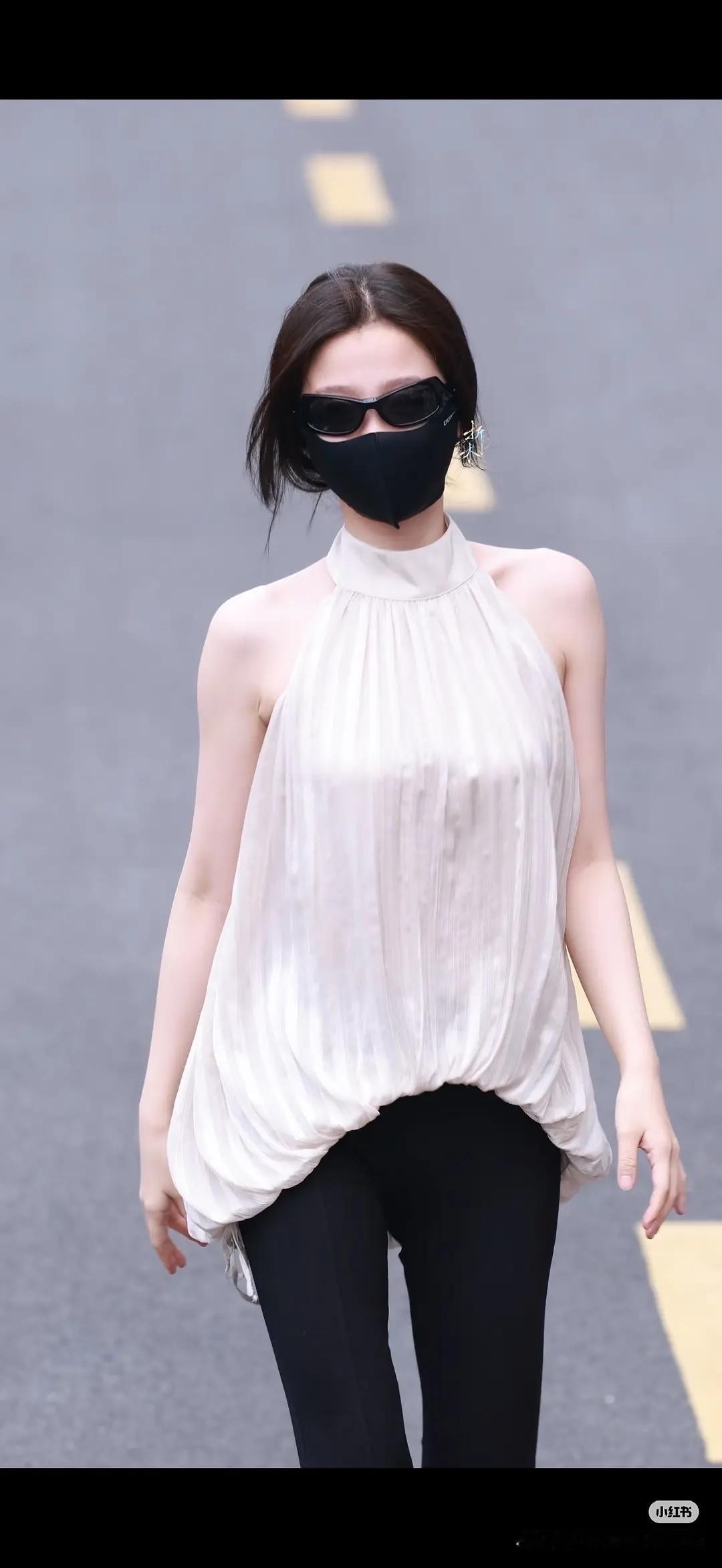 我真的不行了虞书欣这是什么雷霆穿搭？这是什么穿搭小技巧？显得整个人都很土啊上身