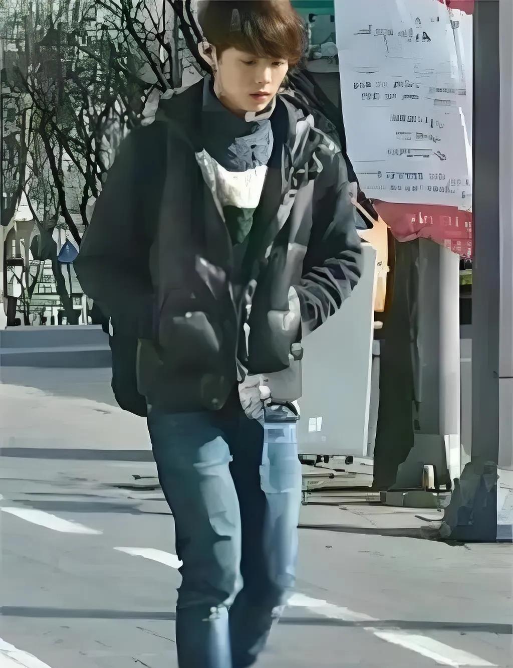 据说，这是鹿晗被星探发现之前的状态。要是我是星探，我也会找他，太帅了