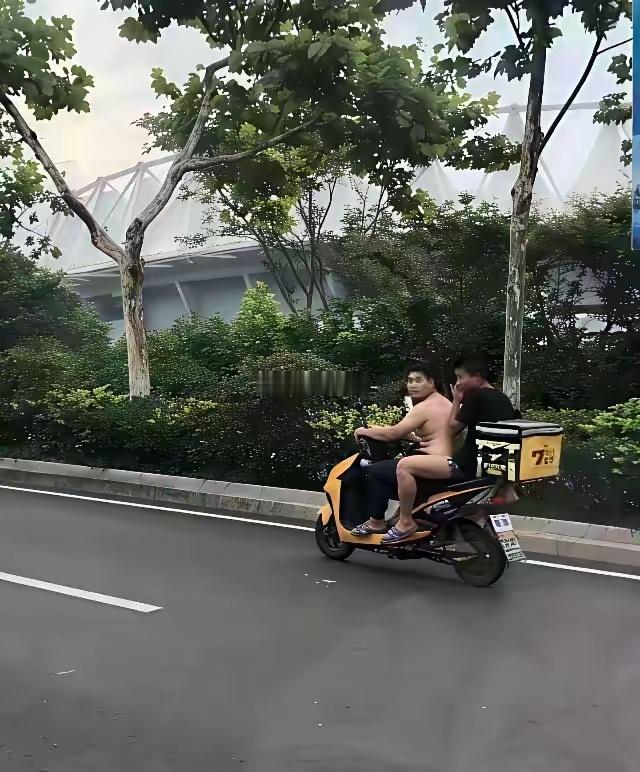 骑车不穿衣服，帅不过三秒
