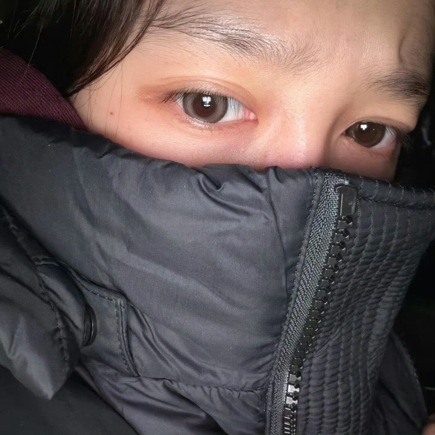 这张图两个人也太像了……