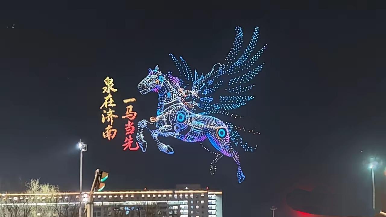 济南燃爆了，太震撼了！​2月11日晚上6点50分，济南奥体中心南侧的天空直接被