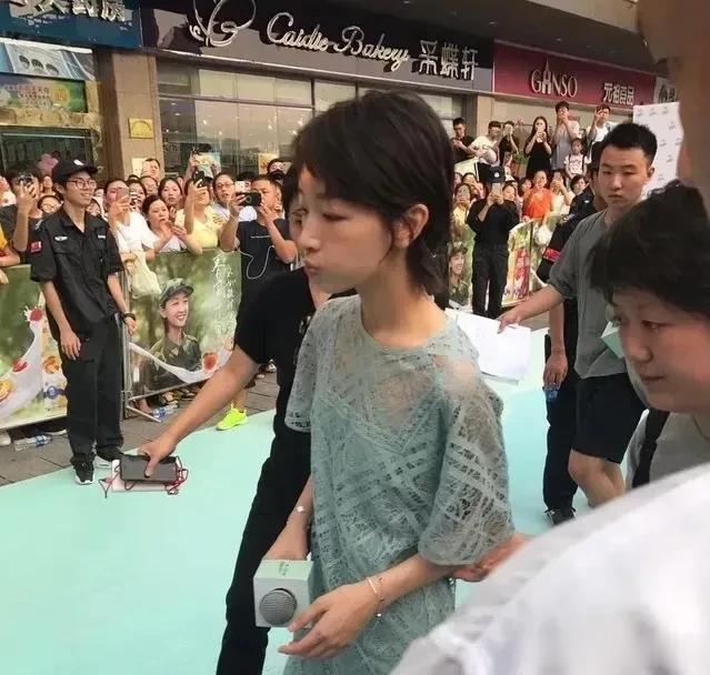 周冬雨，穿什么都显年轻...