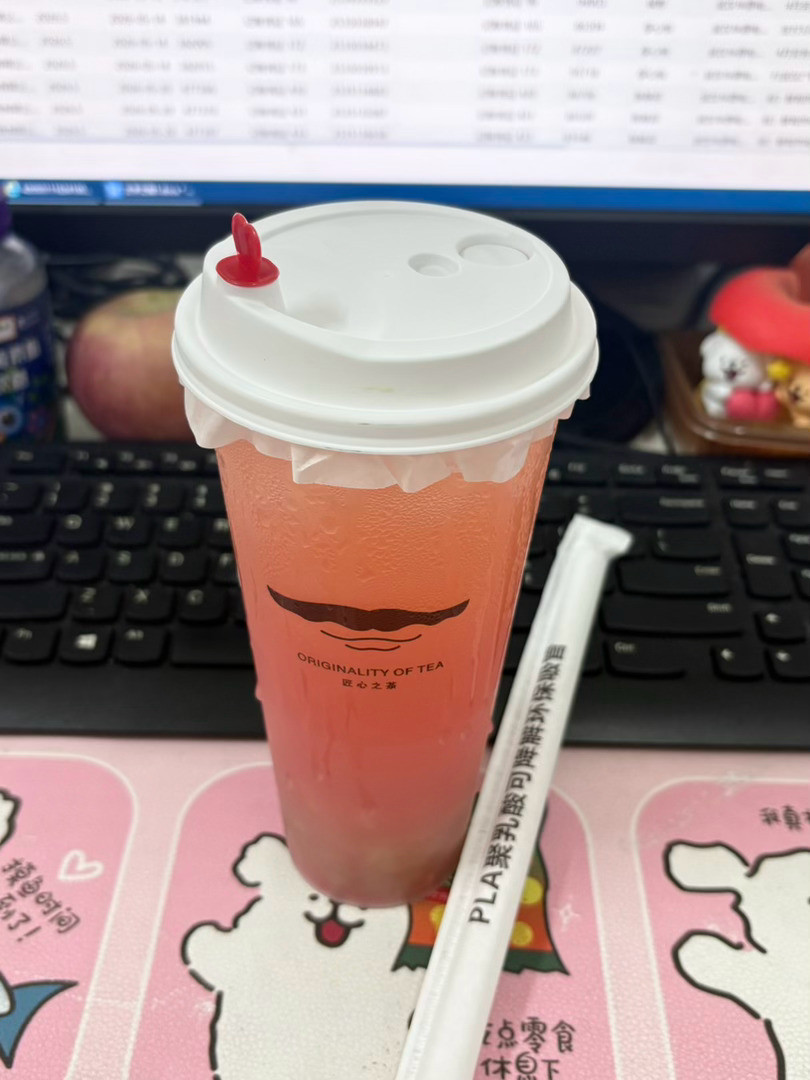 同事妹妹买的奶茶喝的芭乐味道的和我的美甲很适配哈哈哈