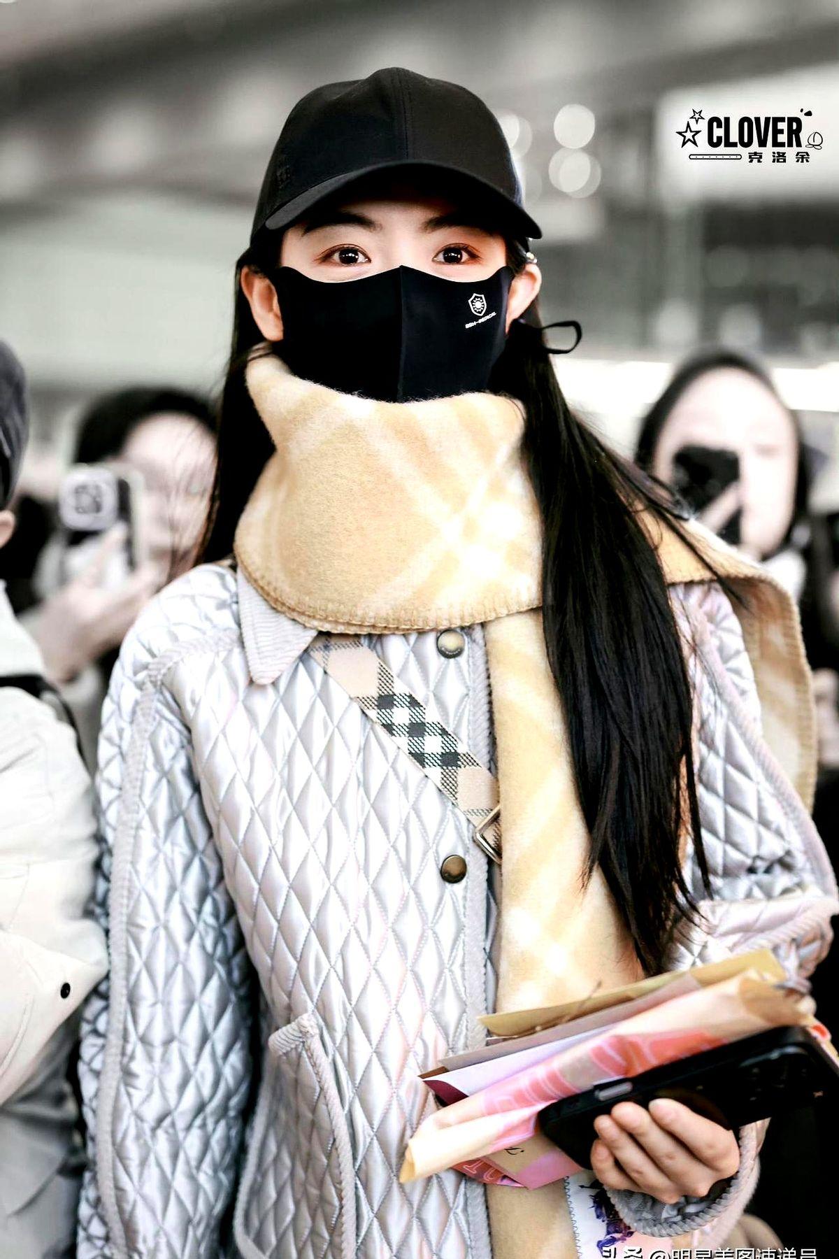 这松弛感，才是真贵气吧。陈丽君最近的机场造型真是火出圈了。一件经典的格纹大衣