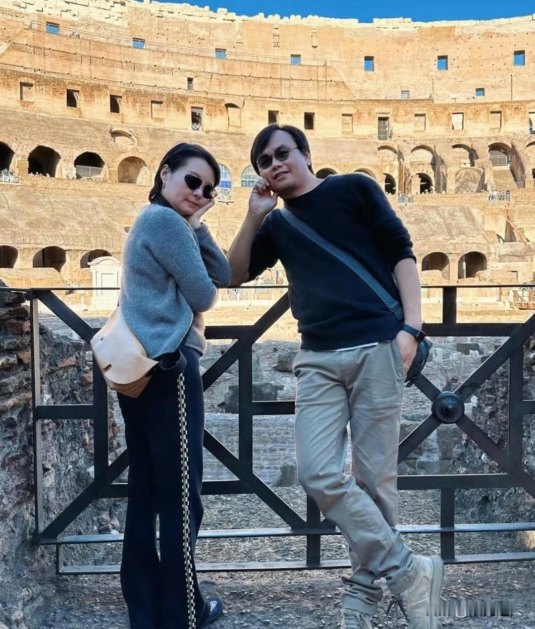 袁立和三婚老公梁太平去罗马斗兽场游玩啦！两人互动超恩爱，身高差看着好萌。别看梁太