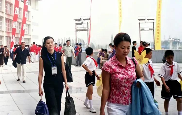 年轻时的张也和宋祖英，完全是刻进几代人春晚记忆里的民歌双璧。2003年宋祖英站