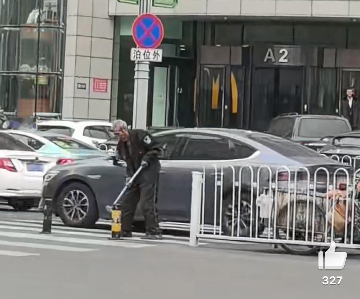 等红绿灯看到的，大爷一锤子把斑马线上的交通桩给砸了，当废铁捡走。大爷就是这么生猛