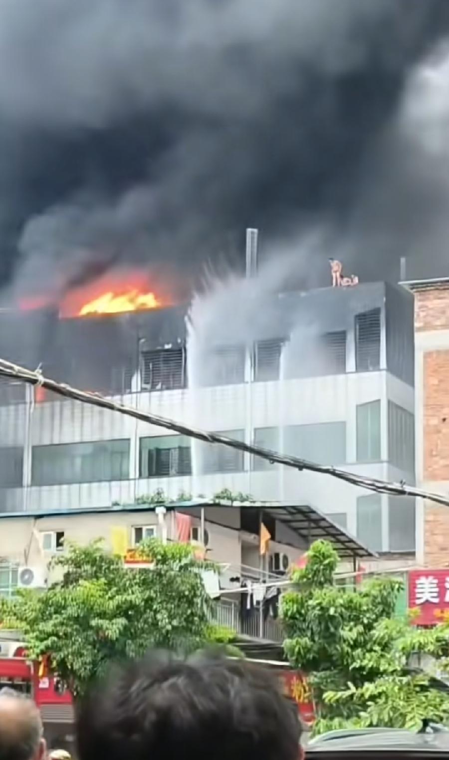 救援过程太疑惑！厂房不高才6层，墙上有2种粗、细管子，紧挨着还有建筑物，旁边几乎