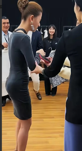 何超莲的臀部看上去着实颇具吸引力，或许是源于她独特的体态吧。至于是否垫了东西，那