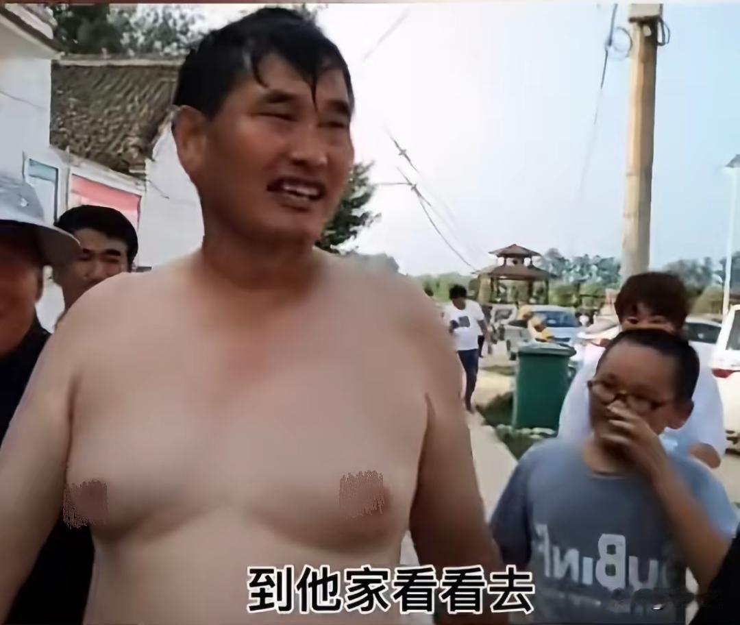 朱之文是真彪，光着膀子在大街上逛。作为一名公众人物，时刻保持好形象。看来以前的坏