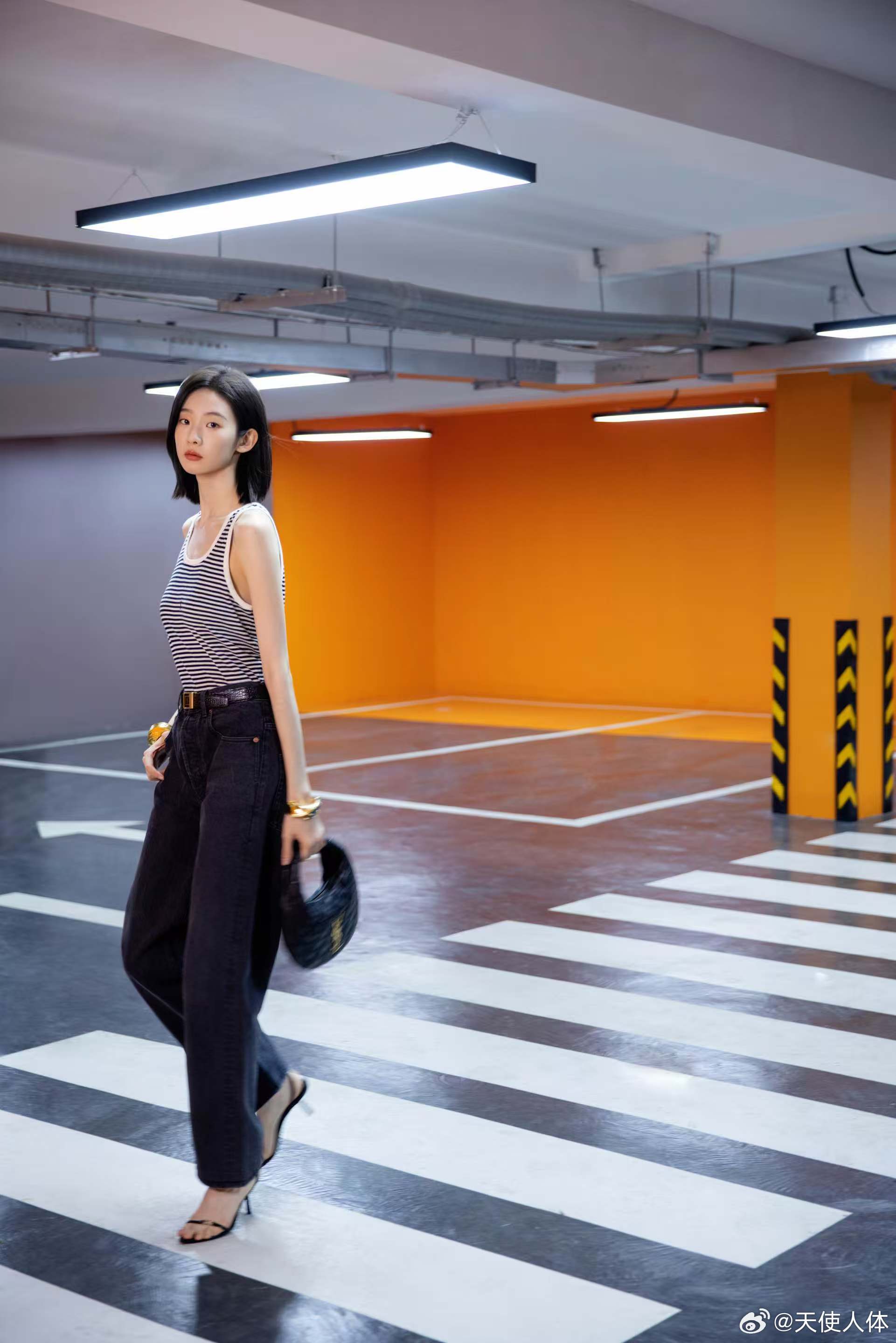 张艺凡最新松弛感穿搭，墨镜、条纹背心、牛仔，酷感十足。张艺凡