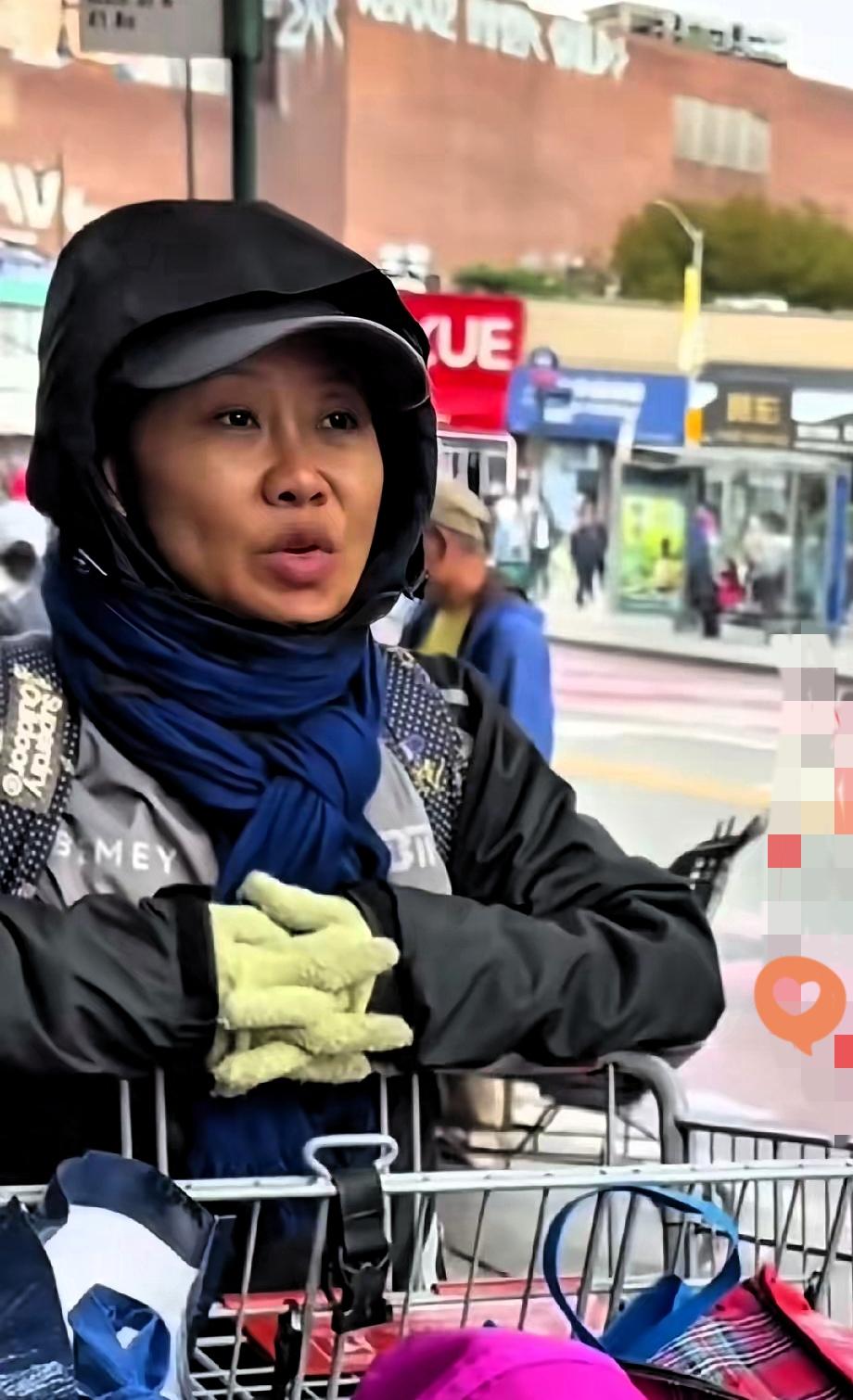 网上这个一心救美国的东北大妞，已跌入斩杀线，美国虽大，却没她立锥之地，睡广场被美