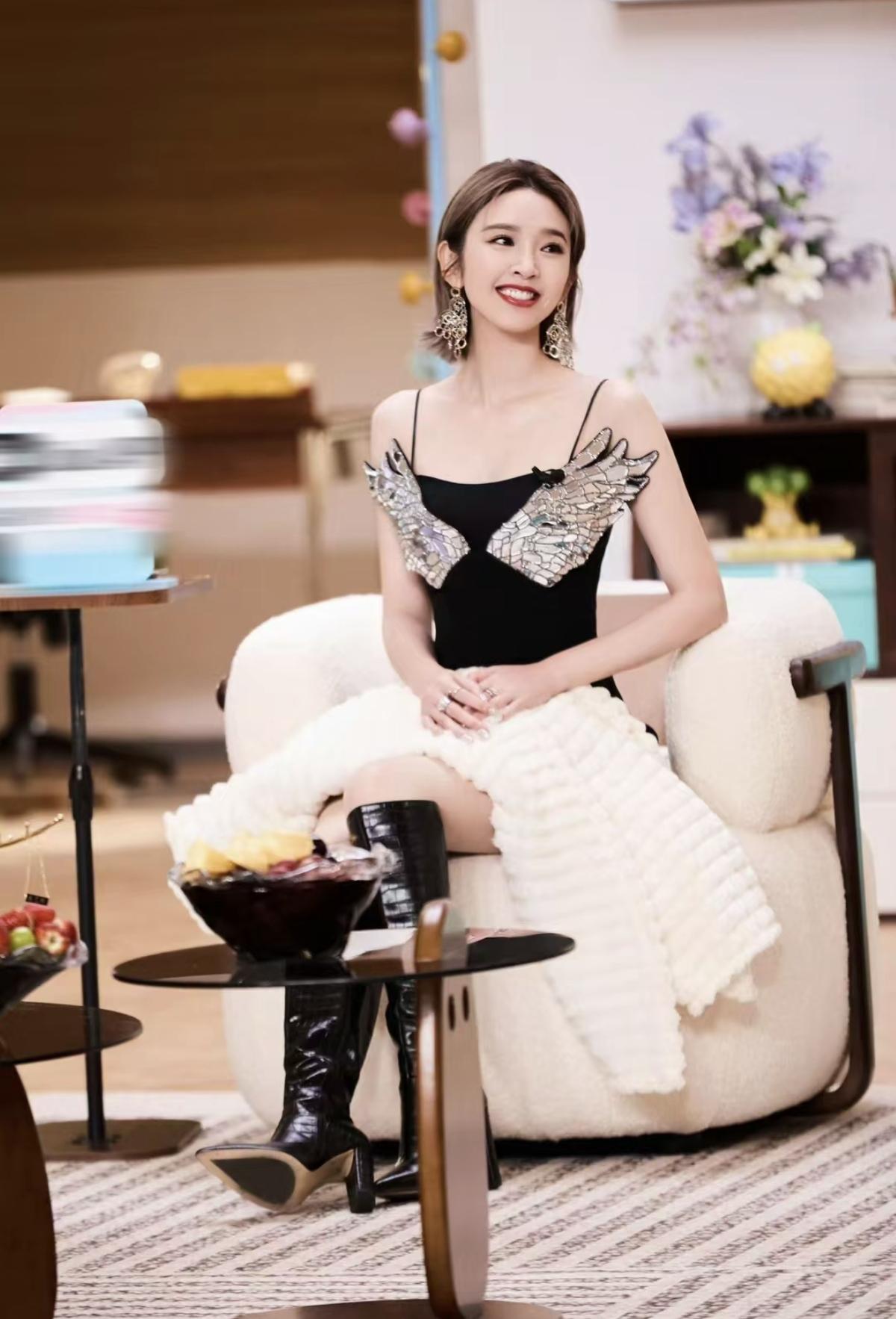 唐艺昕这身黑裙翅膀装也太绝了吧亮片细节闪到心巴，酷飒又优雅，气场直