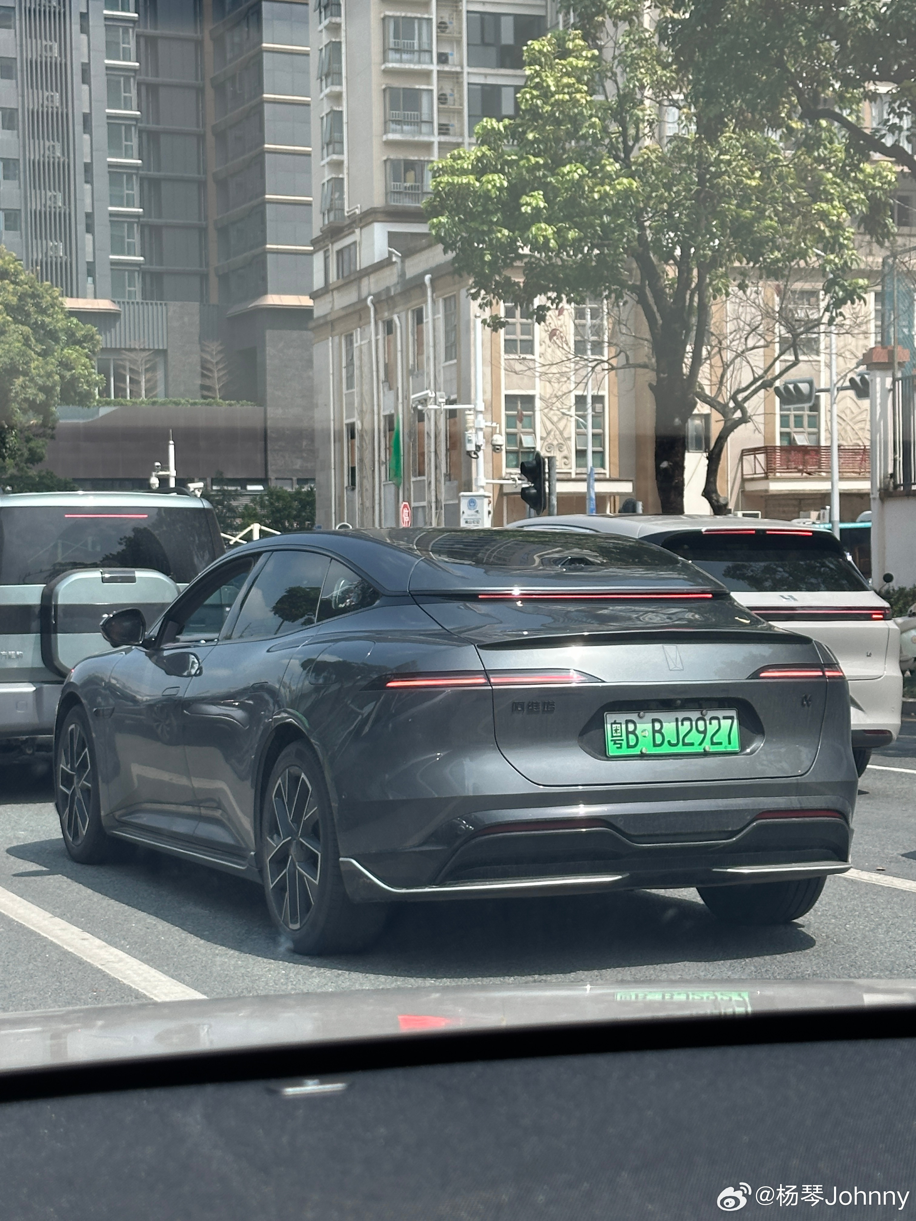 其实阿维塔的辨识度相当高但新的06T做成贯穿尾灯我认为是败笔太没性格了为什么要妥