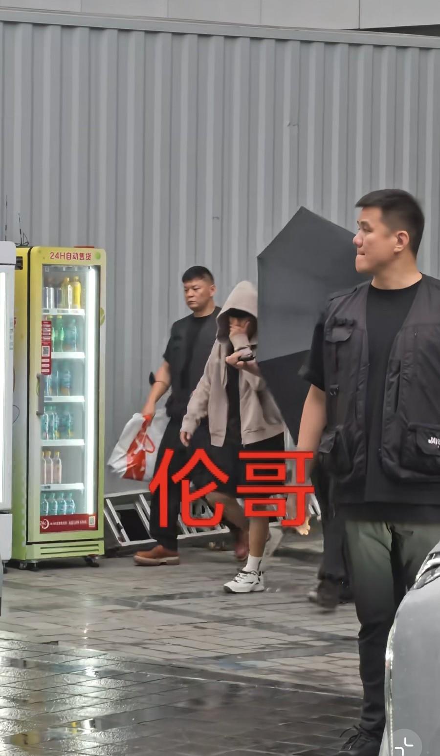 9月26日，周杰伦南京演唱会第3场准备坐车入场时被偶，他低头捂着嘴很怕冷，外面下