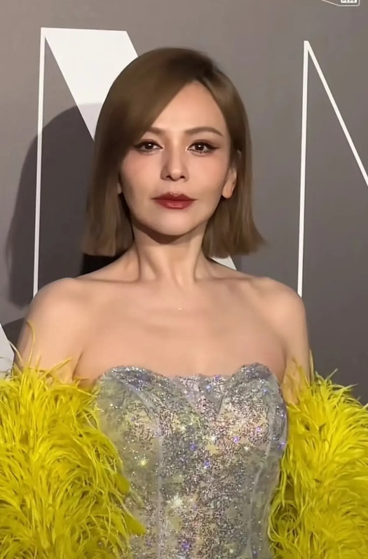王琳才不让人窒息，真正窒息的是王琳的儿子。他花着王琳赚的钱在国外潇洒，王琳参加节