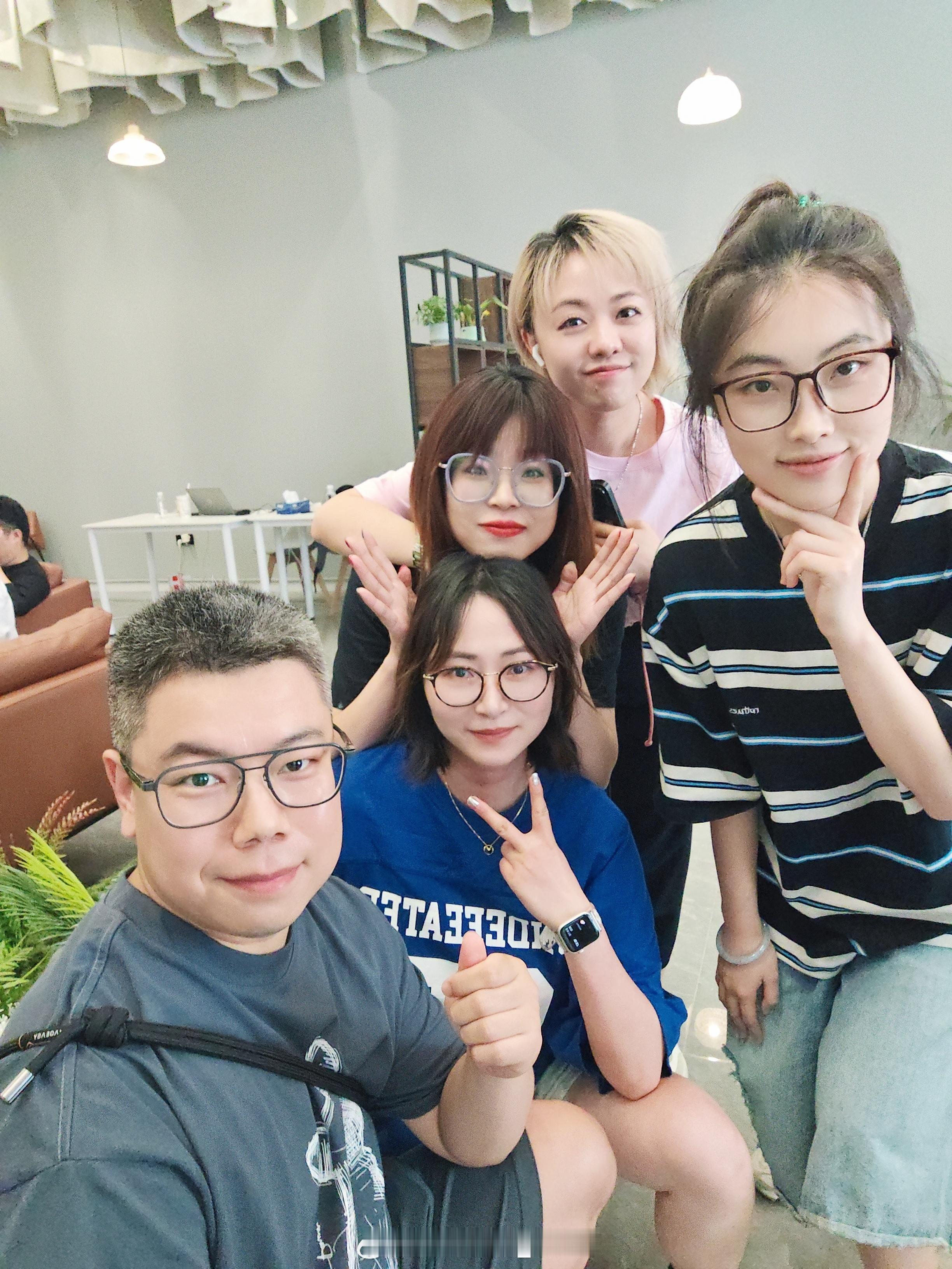 咱们快乐的一部分[doge][doge]新一代智己LS6增增增的6智己行业首发