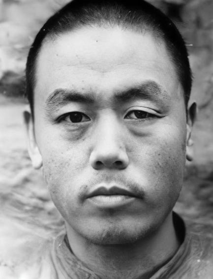 1955年，农民杨大发和老婆吵得不可开交，争执中，妻子放出狠话：你再敢跟我犟，就
