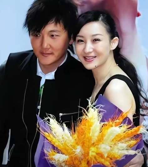 1999年，成名后的孙楠抛弃了同居10年的女友辛欣，转身娶了神交已久的买红妹。10年后，买红妹生完二
