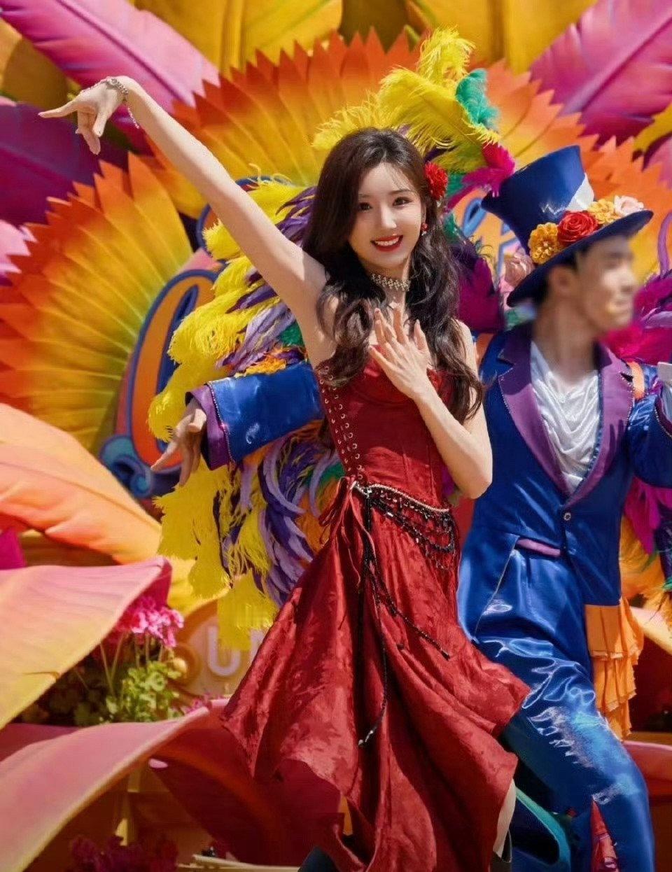 内娱很爽的一幕出现了：毛晓彤在环球影城闪耀陈翔在县里独美[doge]​​​