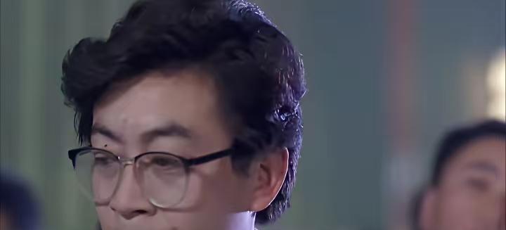 三十年了。他还戴着那顶凤翅紫金冠。不是不想摘。是摘不掉。一抬手，全世界只