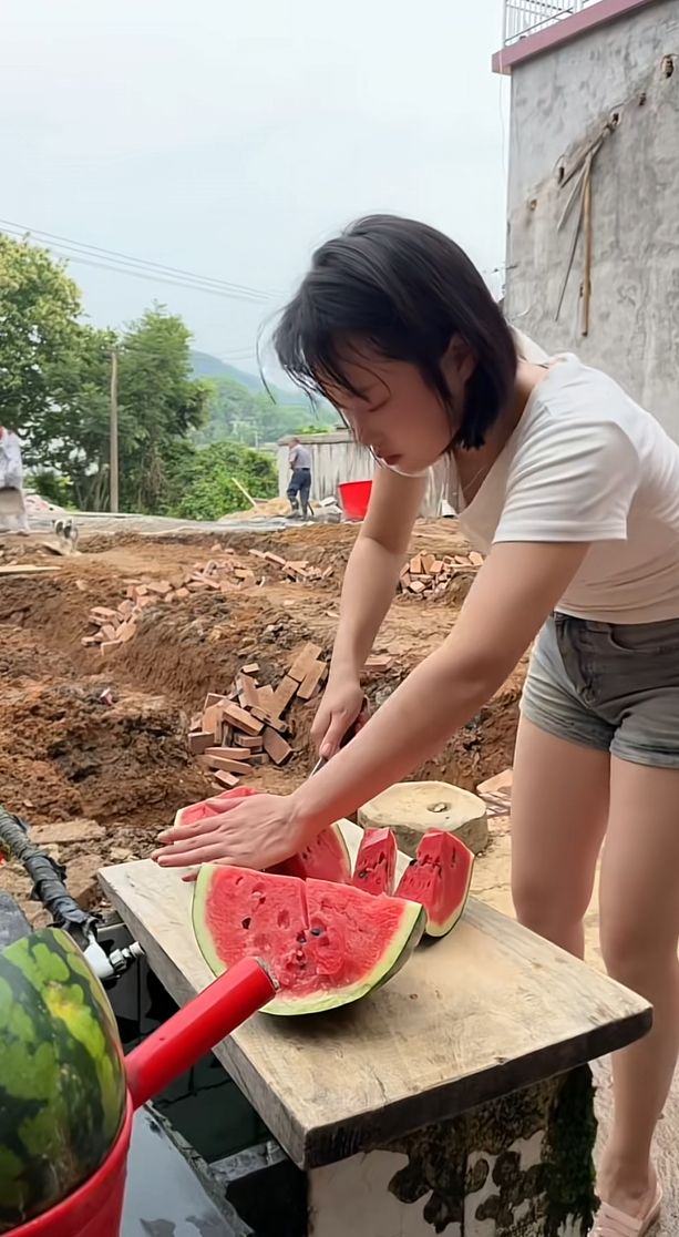 农村里面没有哈根达斯，有的就是解暑自己种的大西瓜。