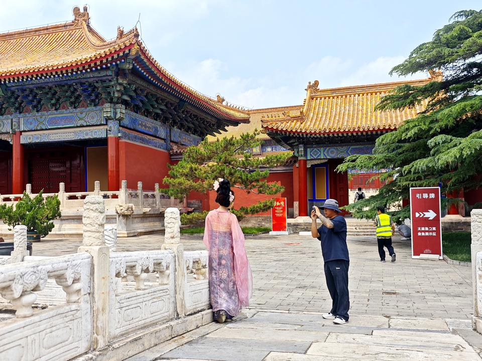 从天安门城楼参观下来，出故宫大门，进入北京太庙。放眼望去，滿目穿汉服的年轻人。有