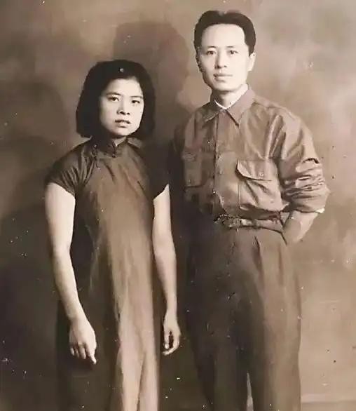 1945年，重庆谈判前夕，李克农还没找到适合担任毛主席警卫的人，于是便询问主席：
