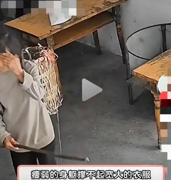 最近有网友爆“拾荒奶奶”走了，店主经营着一家小餐馆，可能是餐馆老板曾经帮助过这位