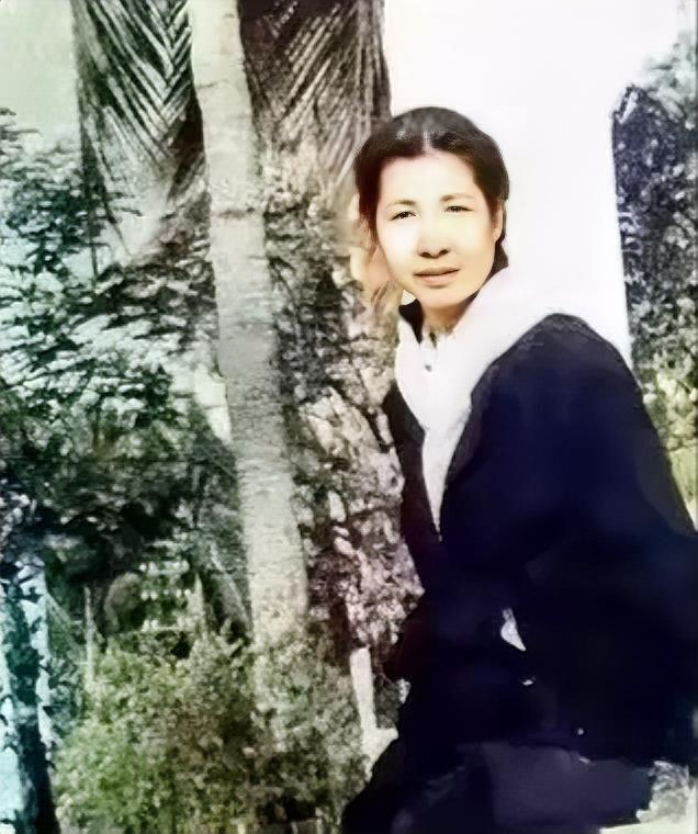 1998年，原中央组织部副部长曾志抗癌化疗，身体日渐消瘦，体重仅剩37公斤。弥