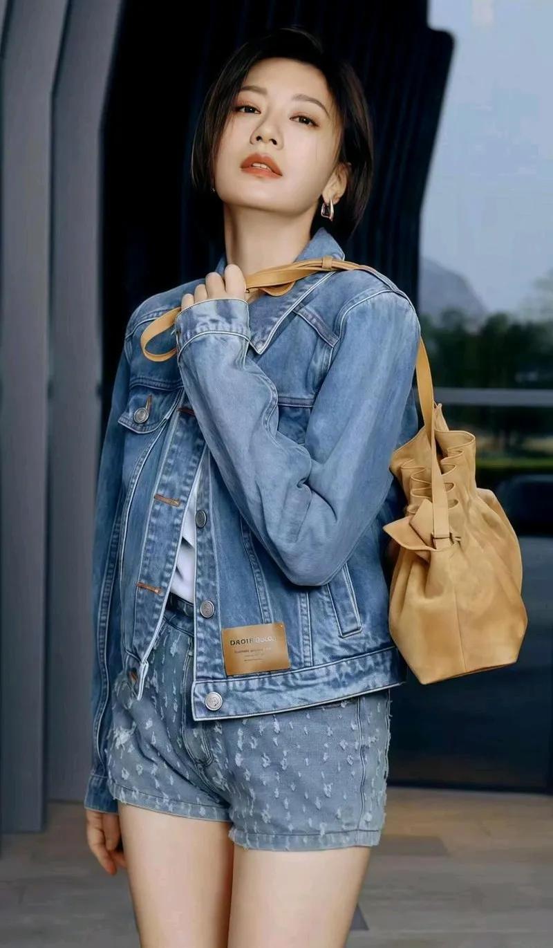 贾静雯这牛仔套装，是把“50+姐姐的少女感”焊在身上了吧！谁懂啊！我妈穿牛